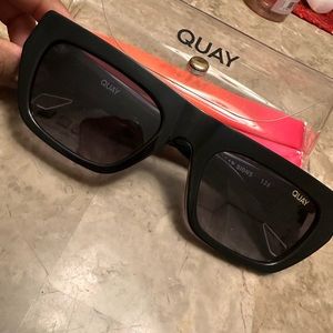 Quay Australia Dollar Signs Black/Smoke Polarized Sunnies